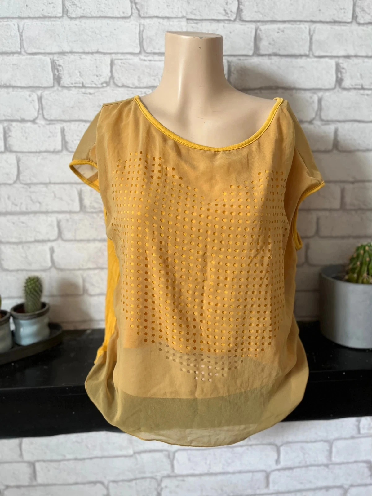 Blouse fluide ajourée – Taille 36/38 – Jaune moutarde – Bon état